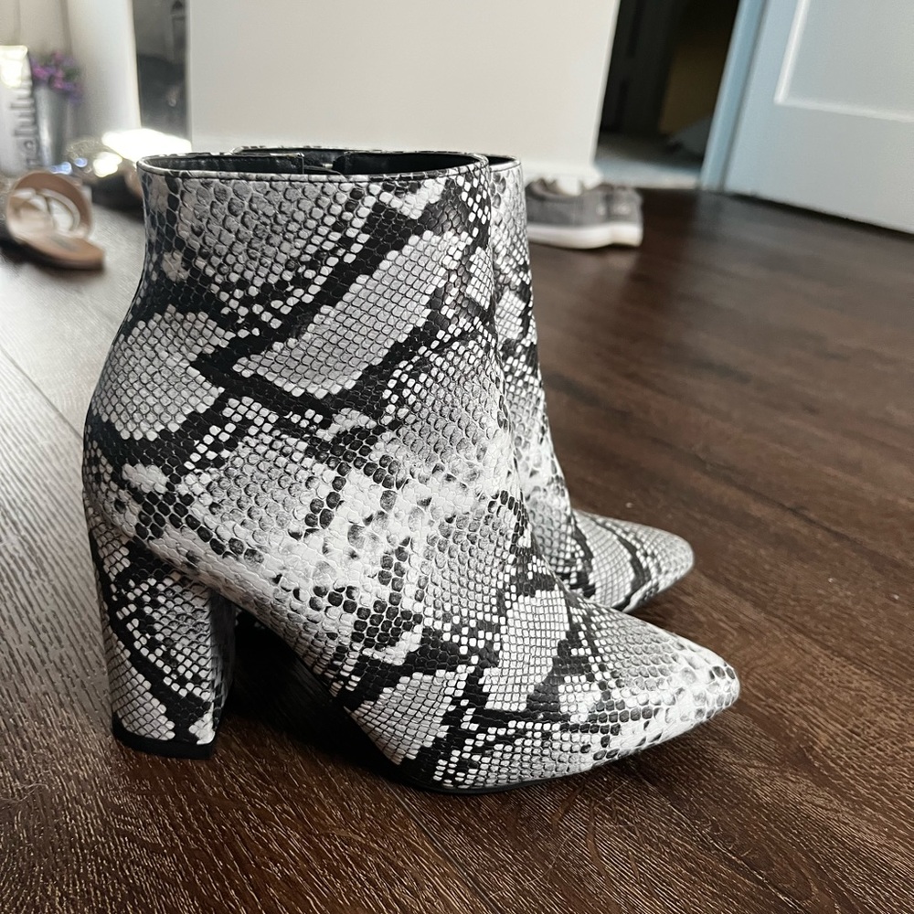 Lulus snake skin heels - size 8 used like new (only worn once)